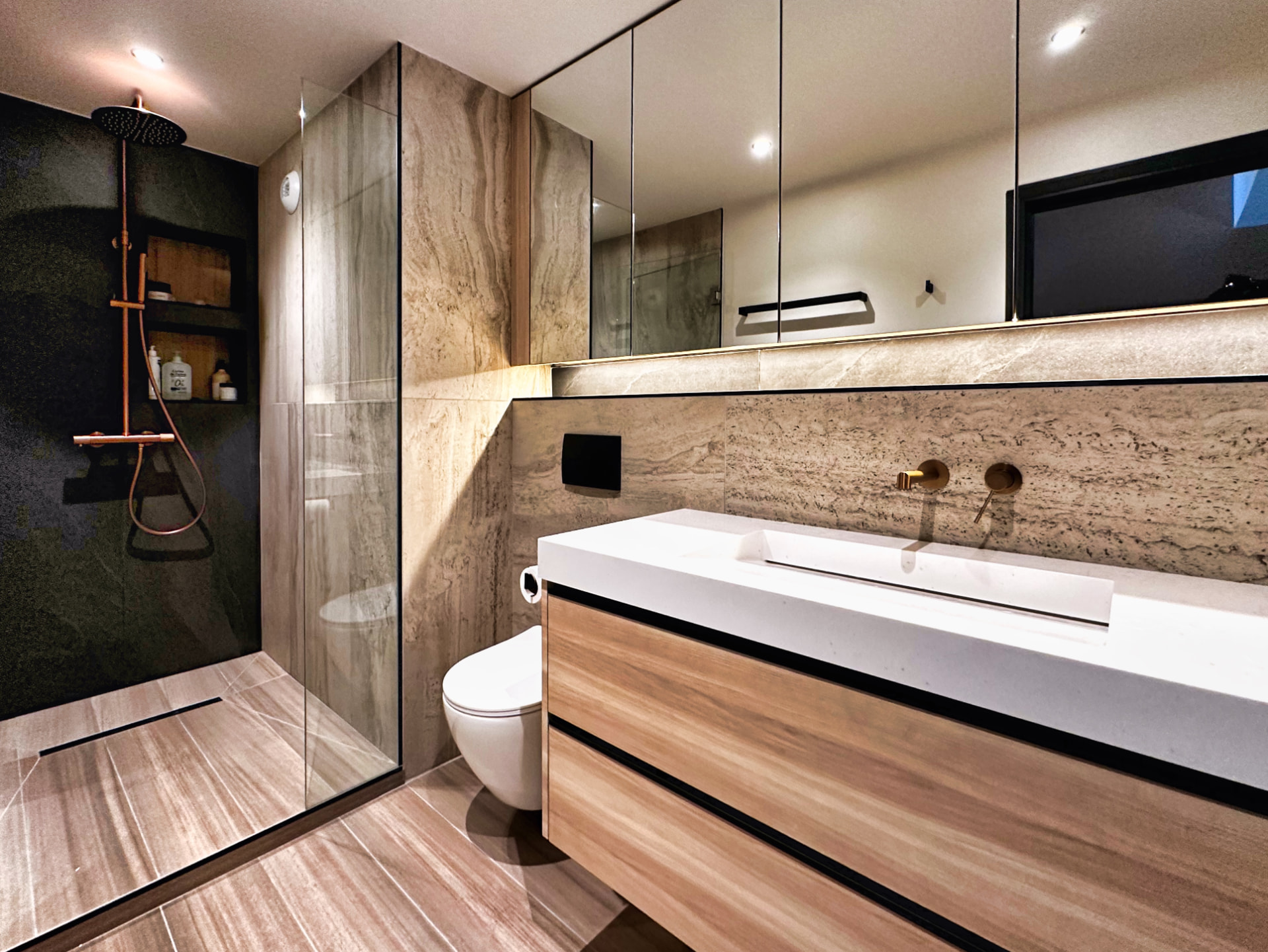 Salle de bain contemporaine avec double vasque, miroirs et douche italienne
