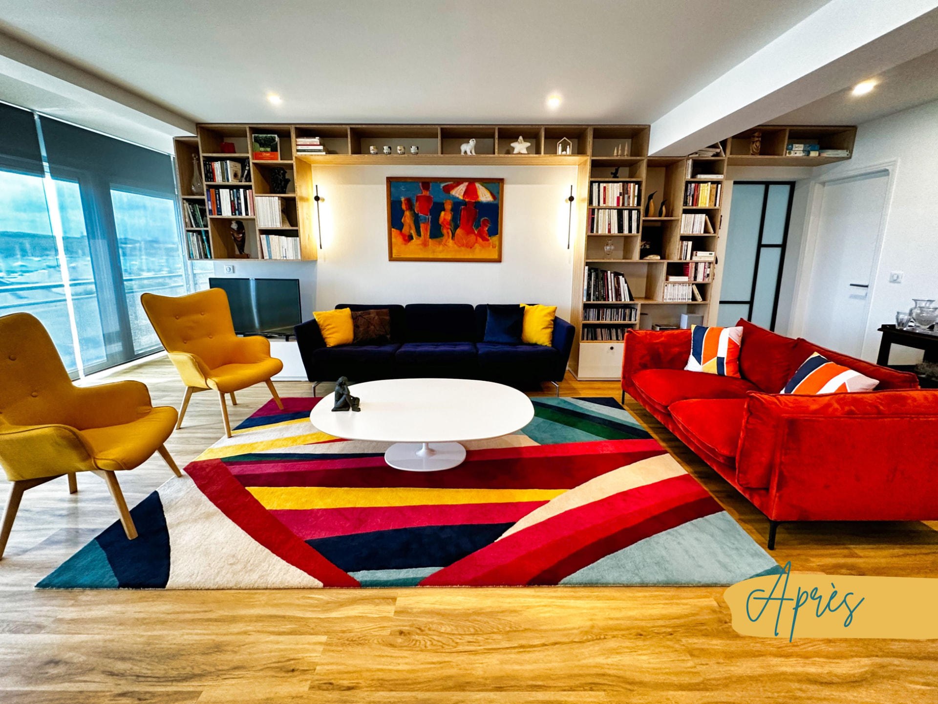 Salon coloré avec bibliothèque sur mesure et tapis géométrique